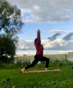 Yoga an der Elbe Verena in Krieger 1