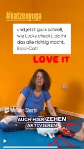LuckyLuciano und tanjayogaberlin zusammen bei Janu Sirsasana. Die zwei YogaCats erklären Vorteile und geben eine Anleitung
